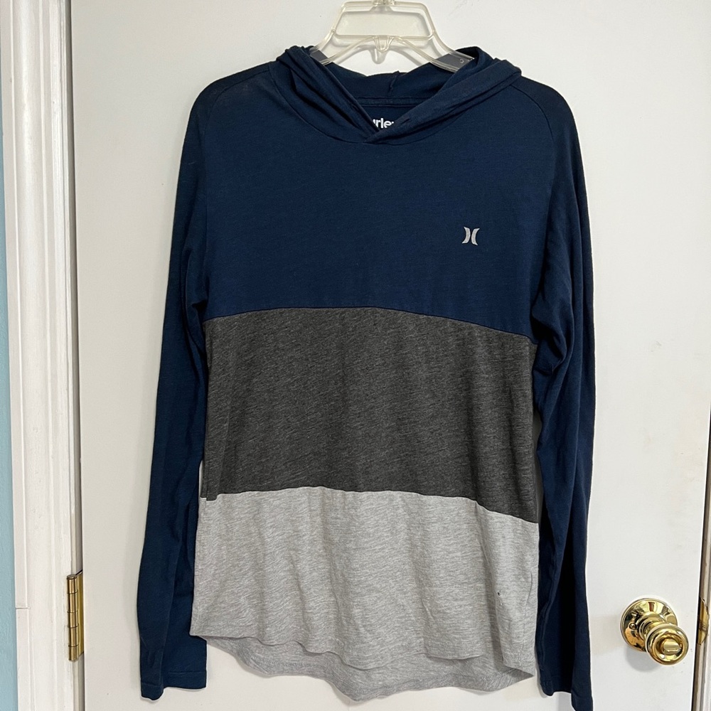 Hurley lightweight pullover hoodie.  Men’s size small. Good used condition.